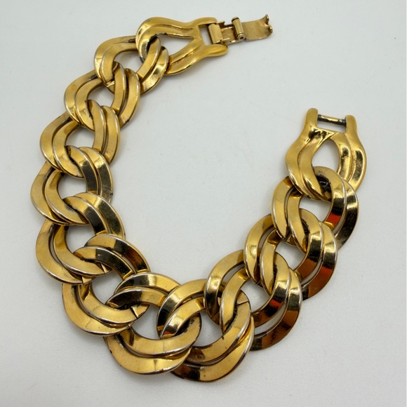 7" Vintage Monet Gold Tone double Twisted Link Bracelet w/ fold over clasp! - Picture 8 of 16